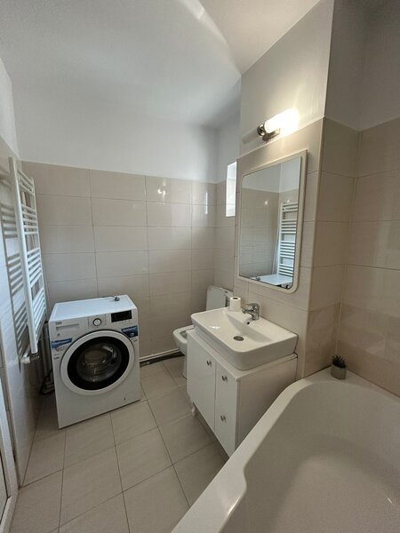 Calea Vacaresti, apartament renovat, vedere superba, nou, primul chirias,